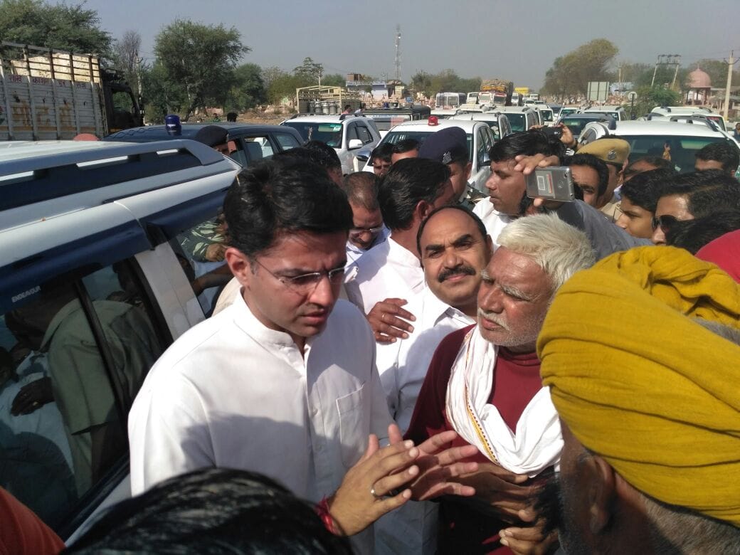 Candidates stopped the pilot on the highway for appointments in jobs