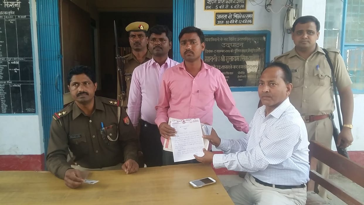 kaksh nireekshak chhaatra kee kaapee likhate mila