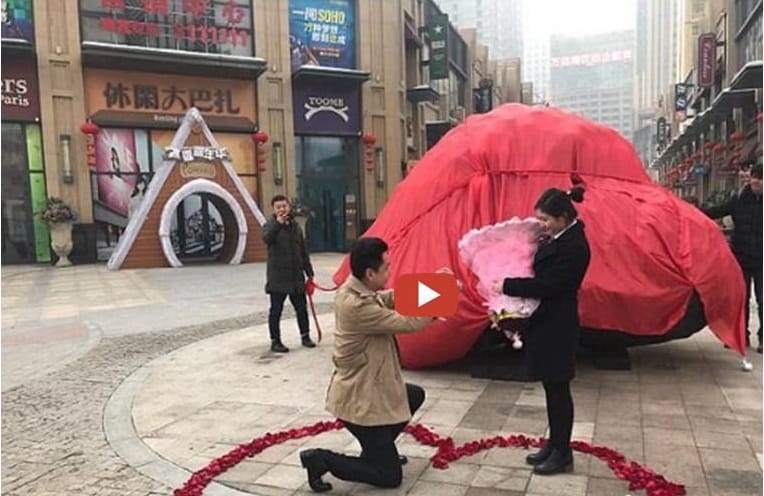 Boy propose his girlfriend by 33 tome meteorite.