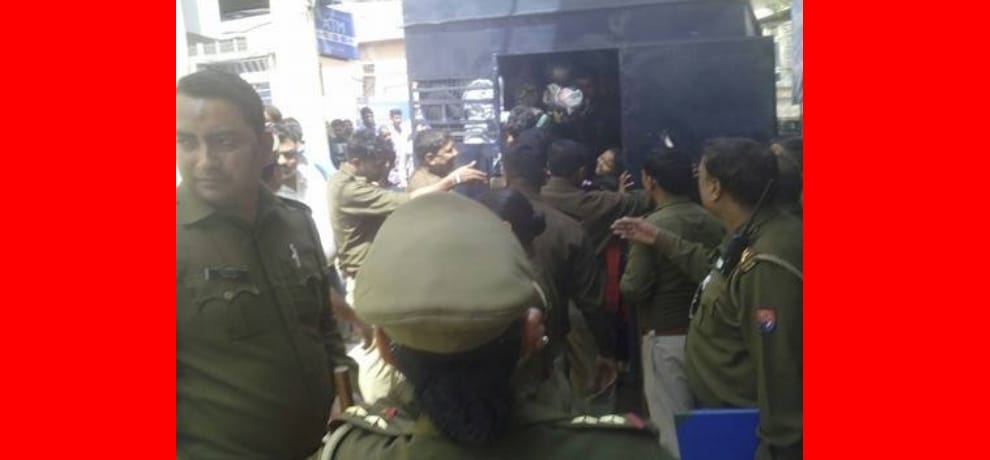raid in ghaziabad bajariya hotel, arrest 70 couple