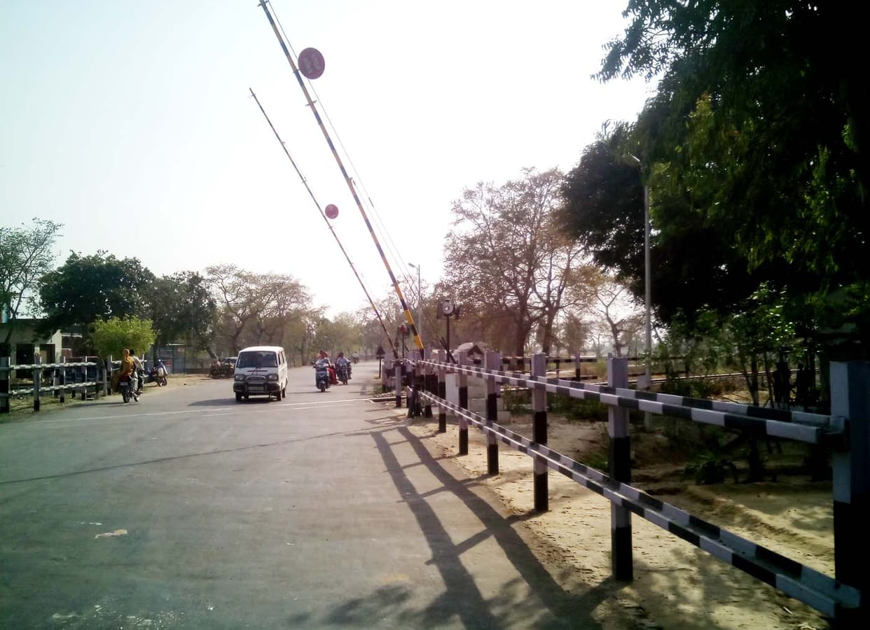 Bhuda laden tractor-trolley breaks down Chhataiya Rail gate
