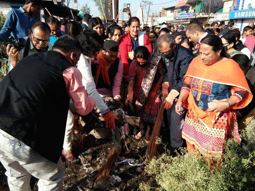 uttarakhand ministers clean dehradun roads