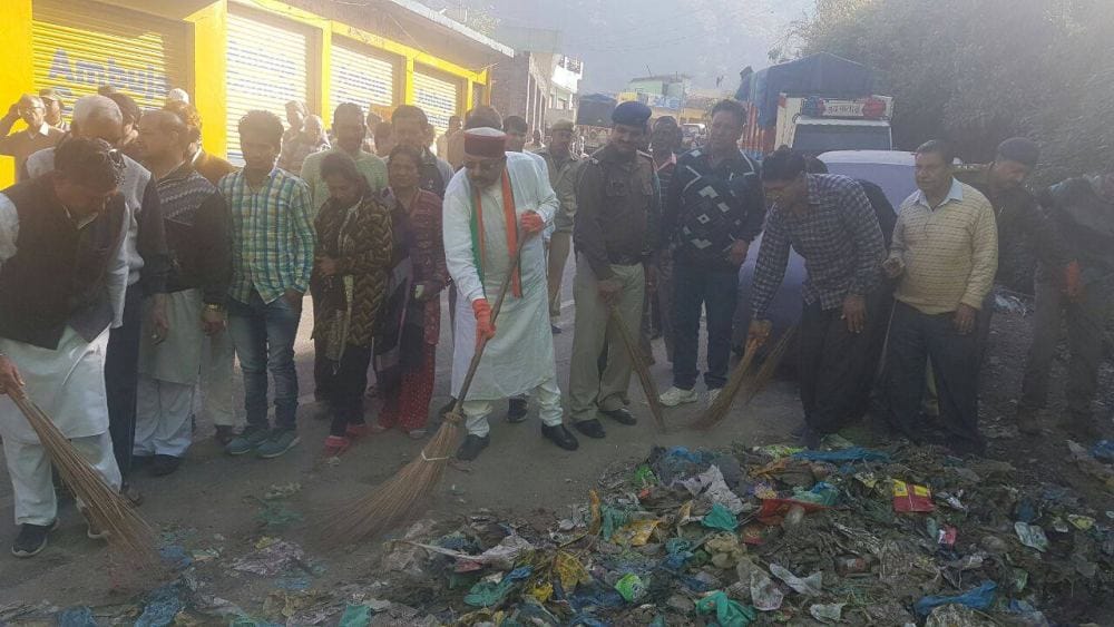 uttarakhand ministers clean dehradun roads
