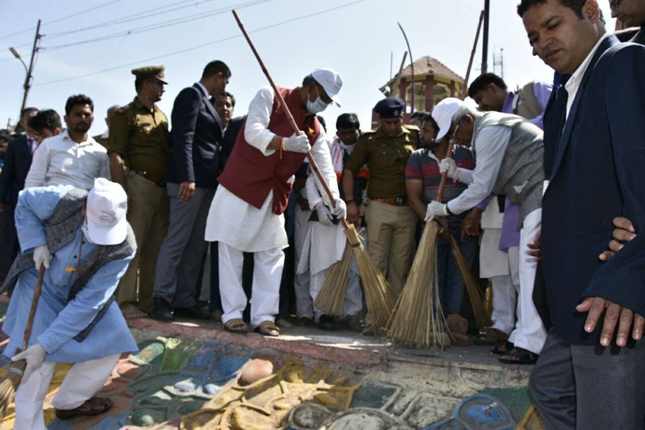 uttarakhand ministers clean dehradun roads