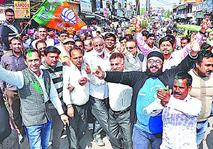 Jhoomar supporter after taking oath of Mahanta