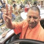 उत्तर प्रदेश के नए सीएम मर्सिडीज जीएलई 350 डी एसयूवी का प्रयोग करते हैं।