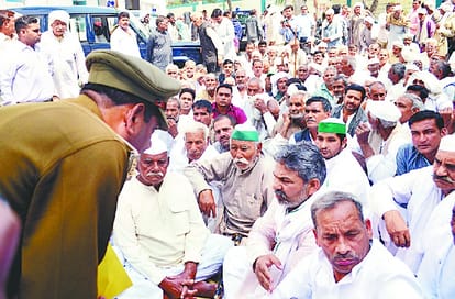 रालोद नेताओं को समझाते एसपी देहात