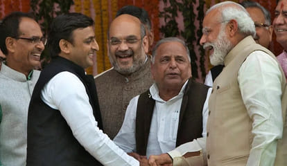 mulayam singh yadav whispered in ears of pm modi 
