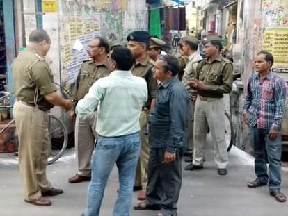 एंटी रोमियो अभियान के दौरान गश्त करती पुलिस