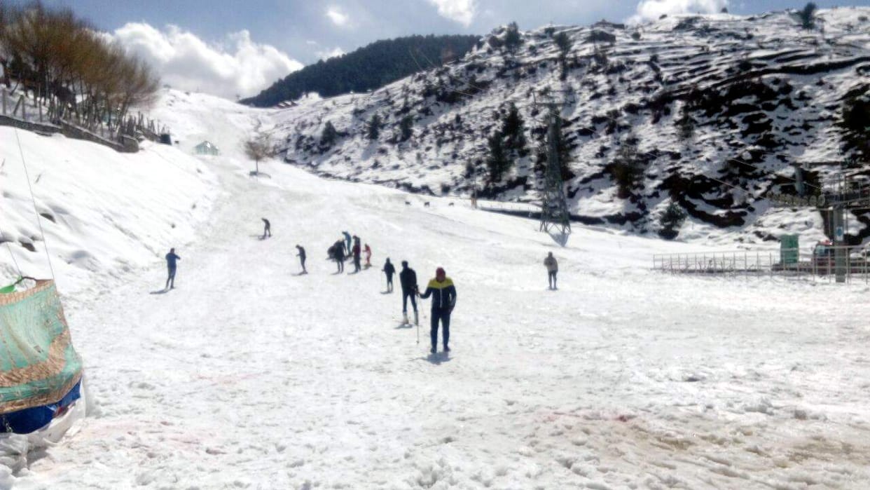 The skiing of tourists on the slopes of Auli is fun