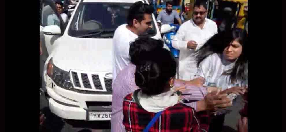 two girls fight on highway in road rage, fighting video goes viral