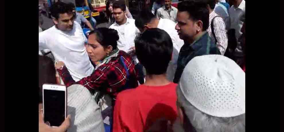 two girls fight on highway in road rage, fighting video goes viral