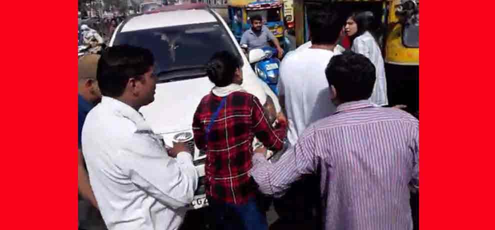 two girls fight on highway in road rage, fighting video goes viral