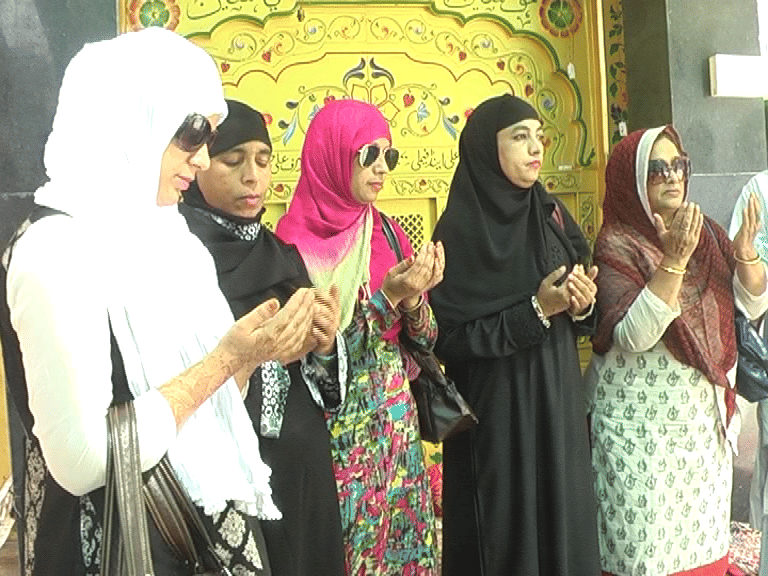 muslim women visits dargah and prayed for triple talaq matter to be solved