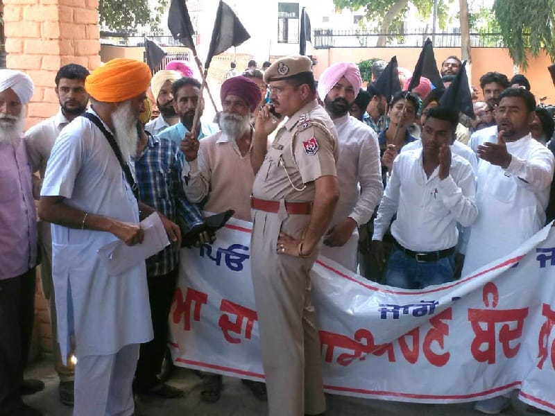 Siege of SDM office, guardians encirclement, protest against private schools, slogans, Sangrur