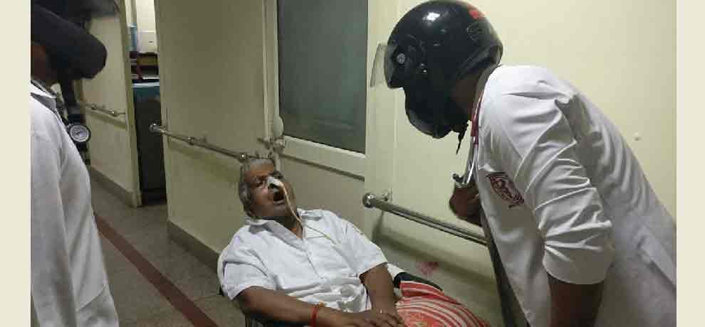 aiims doctors wear helmet in support of Maharashtra doctors 