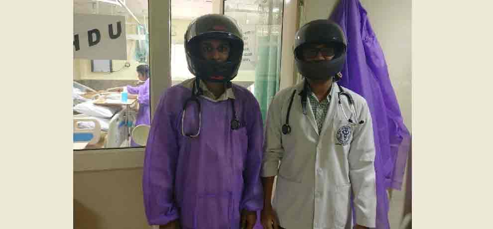 aiims doctors wear helmet in support of Maharashtra doctors 