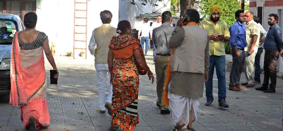 ward members in delhi trying to meet big leaders in delhi