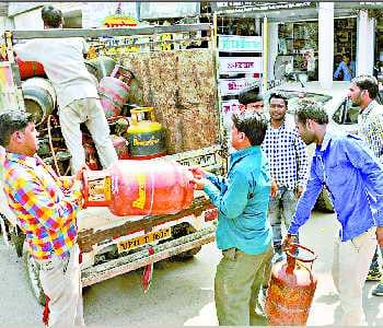 80 cylinders seized on hotel-dhabas
