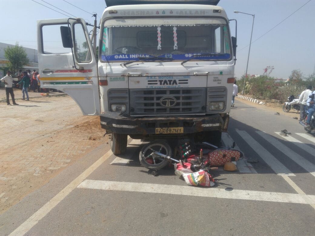 Unmuktable Dumper crushed four people in Neemrana, the girl's death