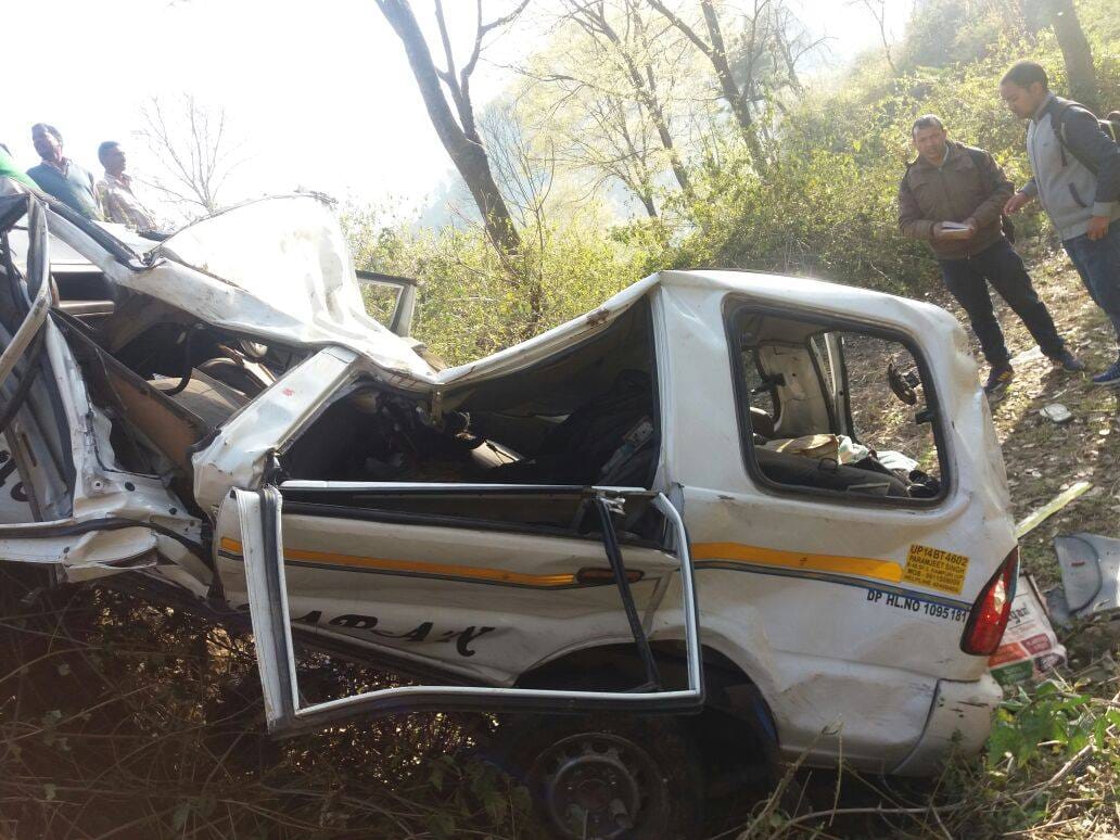 One dies in van accident