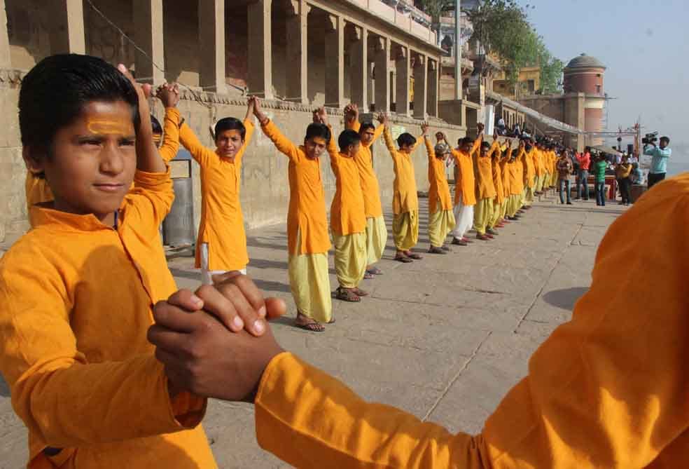 world water day: promise for clean and pure by making human chain at varanasi