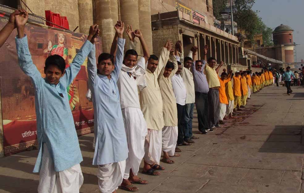 world water day: promise for clean and pure by making human chain at varanasi