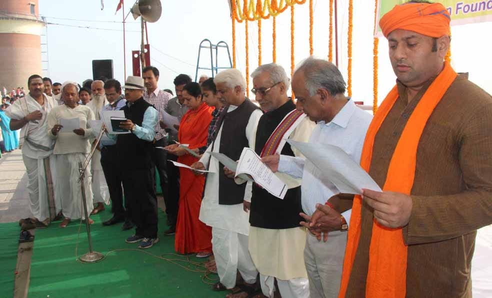 world water day: promise for clean and pure by making human chain at varanasi