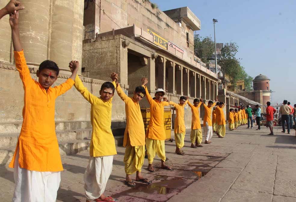 world water day: promise for clean and pure by making human chain at varanasi
