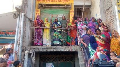 women protest for close wine shop going on continious second day in varanasi