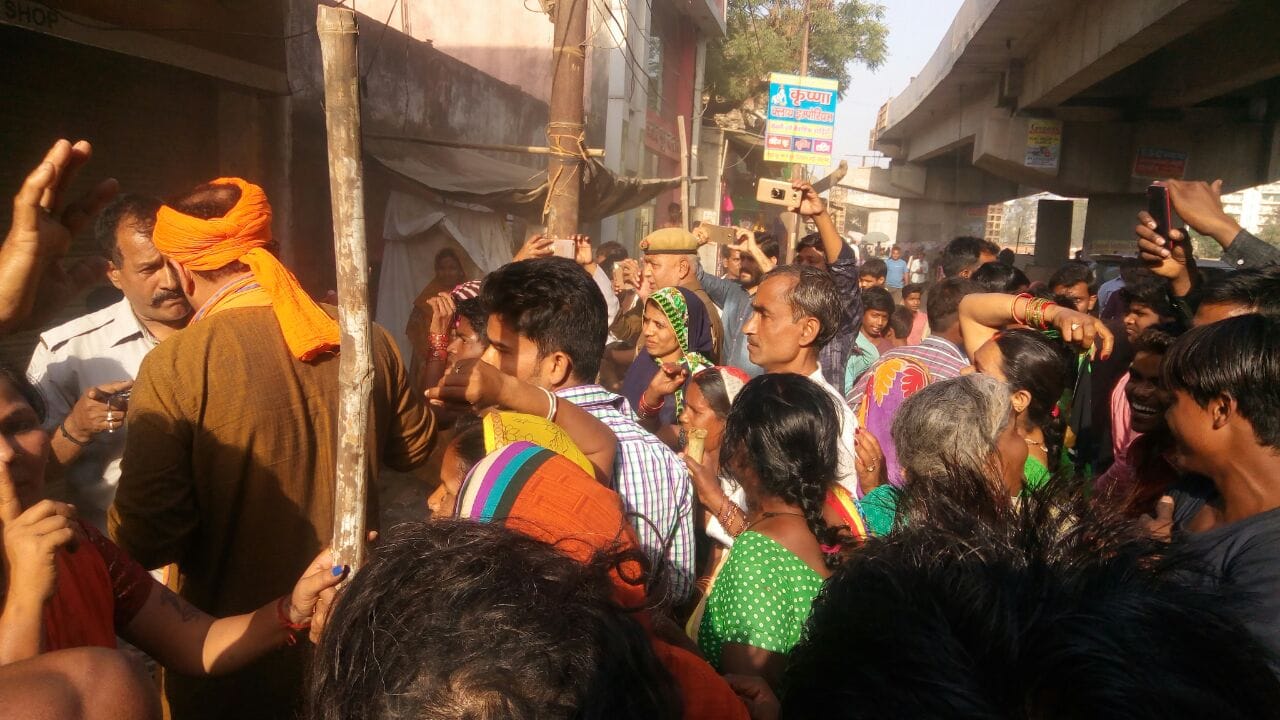 womens from varanasi demand to close wine shop immediately