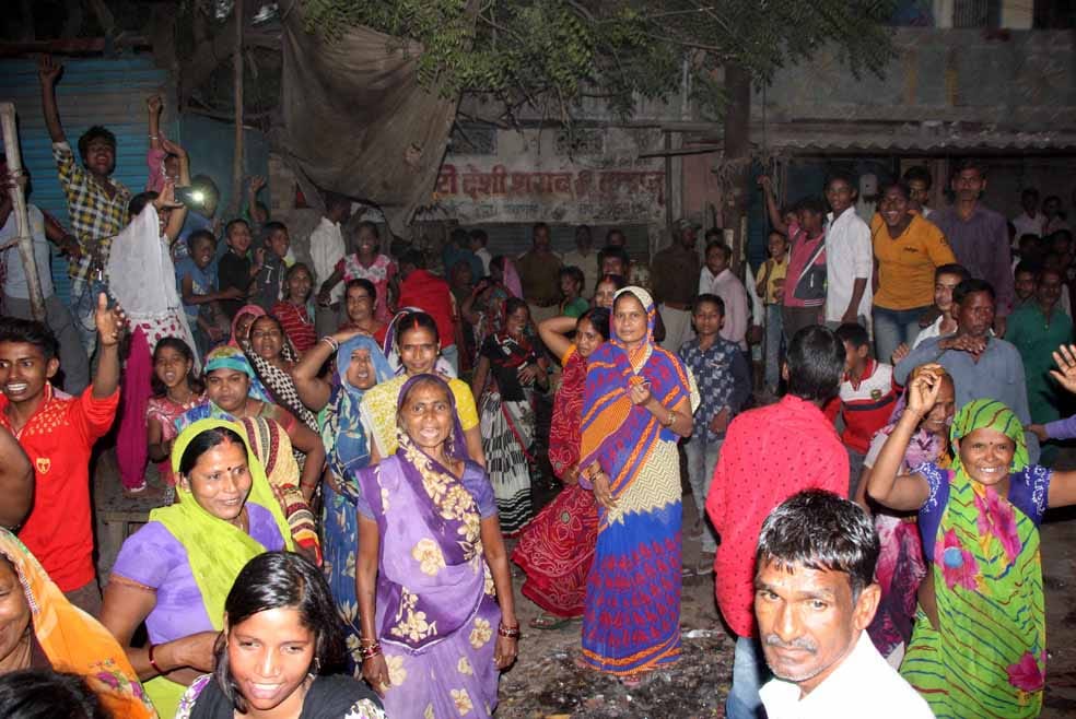 womens from varanasi demand to close wine shop immediately