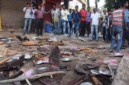 womens attack on wine shop, throw the bottele in varanasi
