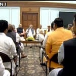 सांसदों के साथ मीटिंग करते नरेंद्र मोदी