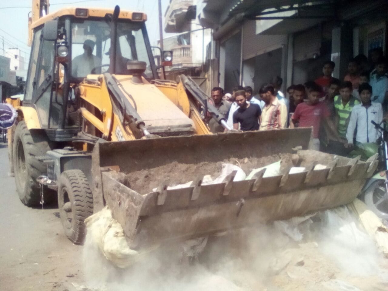 On the orders of the DM, encroachment campaign in the city, officer with JCB