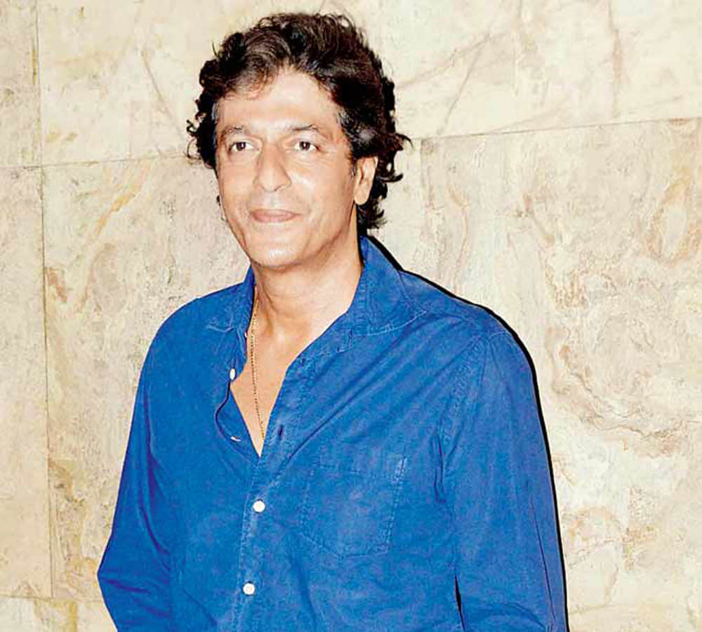 When Sunny Deol Distributes All Cigarette Of Chunky Pandey To Flight Passengers