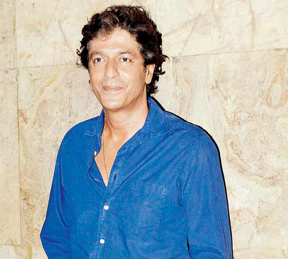 When Sunny Deol Distributes All Cigarette Of Chunky Pandey To Flight Passengers