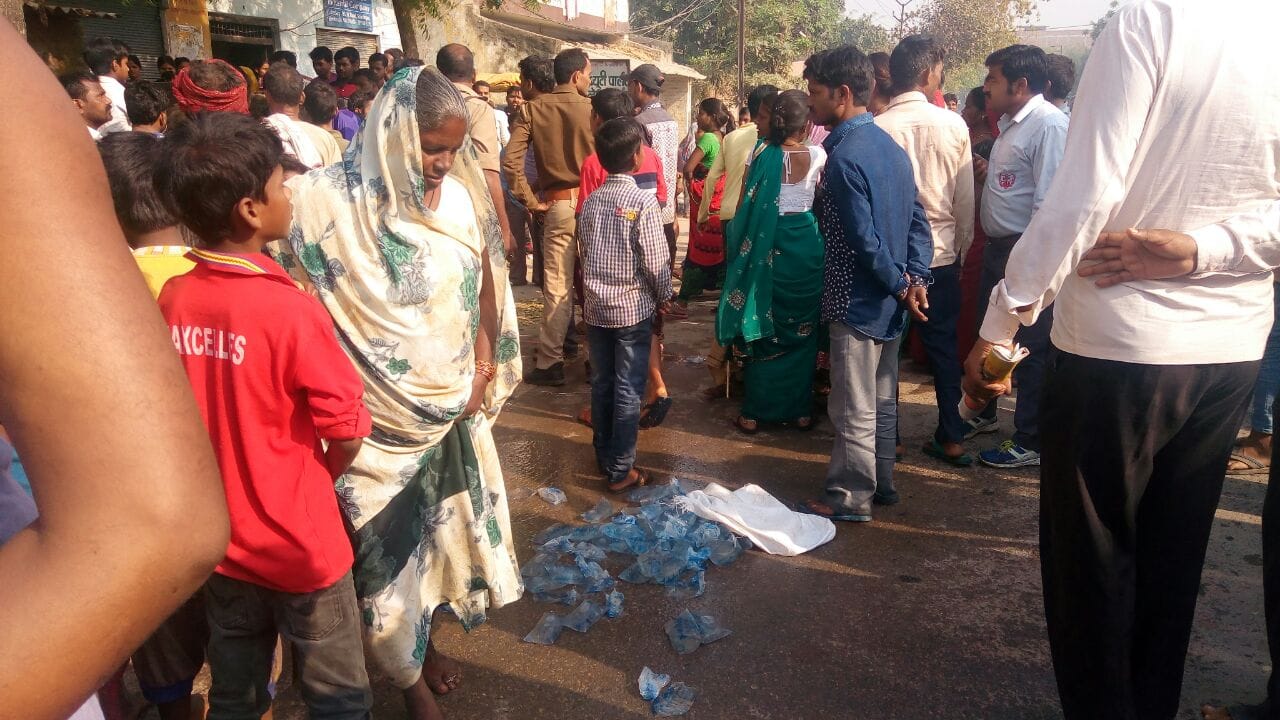Women's demolition on the liquor shop in PM Modi parliamentary area