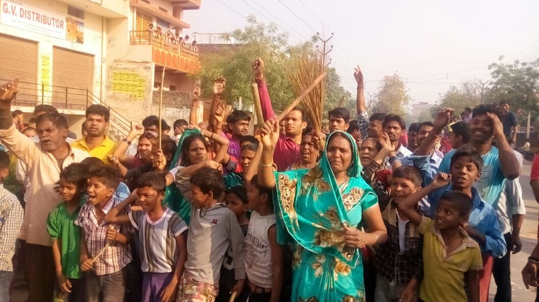 Women's demolition on the liquor shop in PM Modi parliamentary area