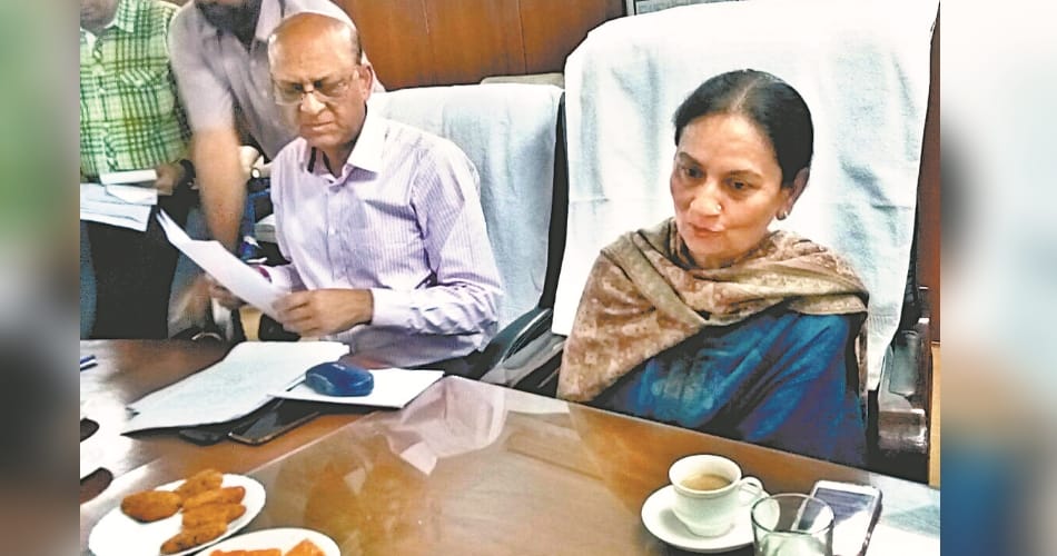 Minister Aruna Chaudhary, husband Ashok Chaudhary handling the work