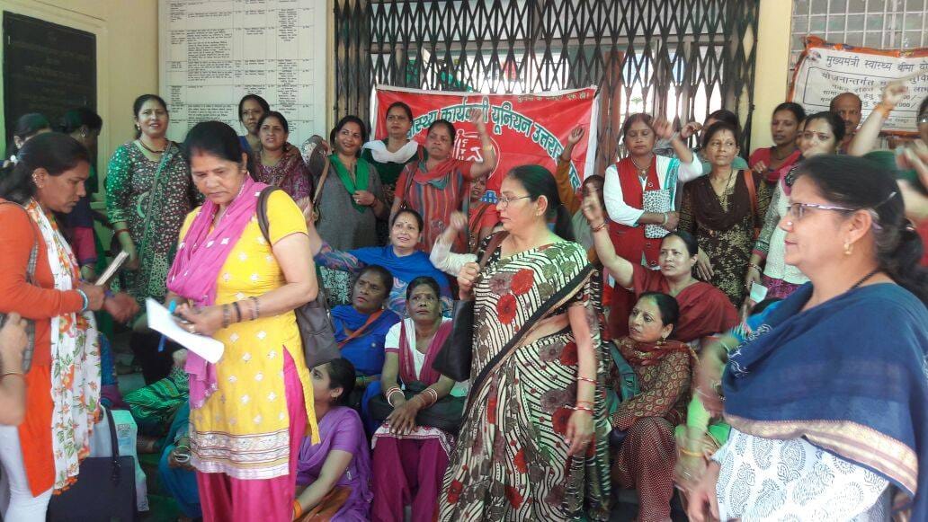 asha karyakatri protest in dehradun cmo