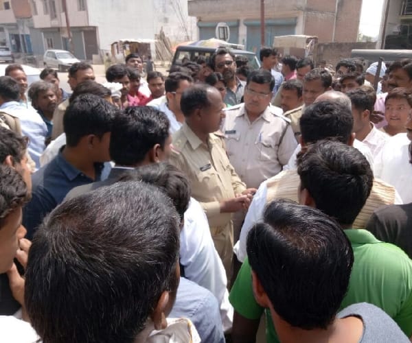 A BJP leader warns a SI in Raebareli.
