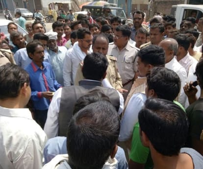 A BJP leader warns a SI in Raebareli.