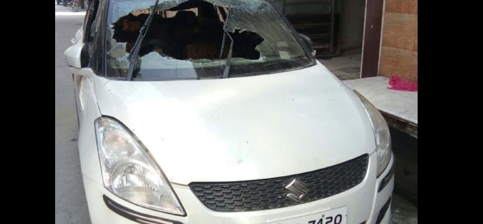 fire in car, burnt two children in delhi