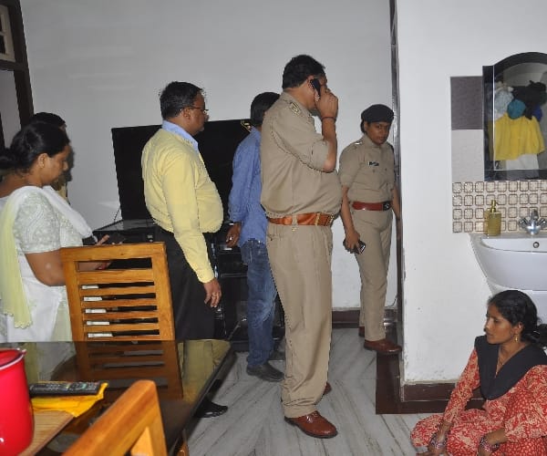 theft in a bank magare home in madiyaon in Lucknow.
