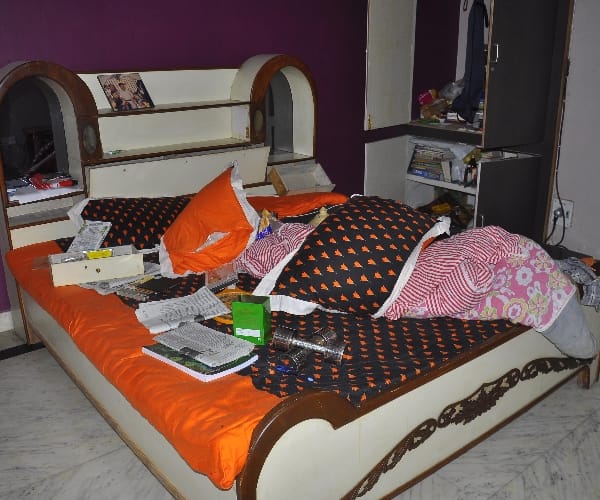 theft in a bank magare home in madiyaon in Lucknow.