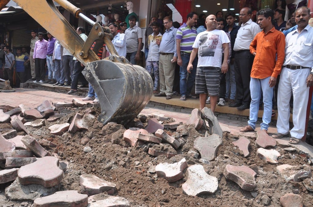 Nagar Nigam removed encoaches on the way of Gorakhnath Temple