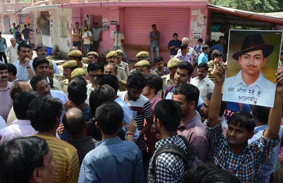 fight betwwen students and secruity man at bhu