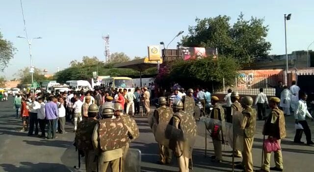 constable in jaipur create ruckus