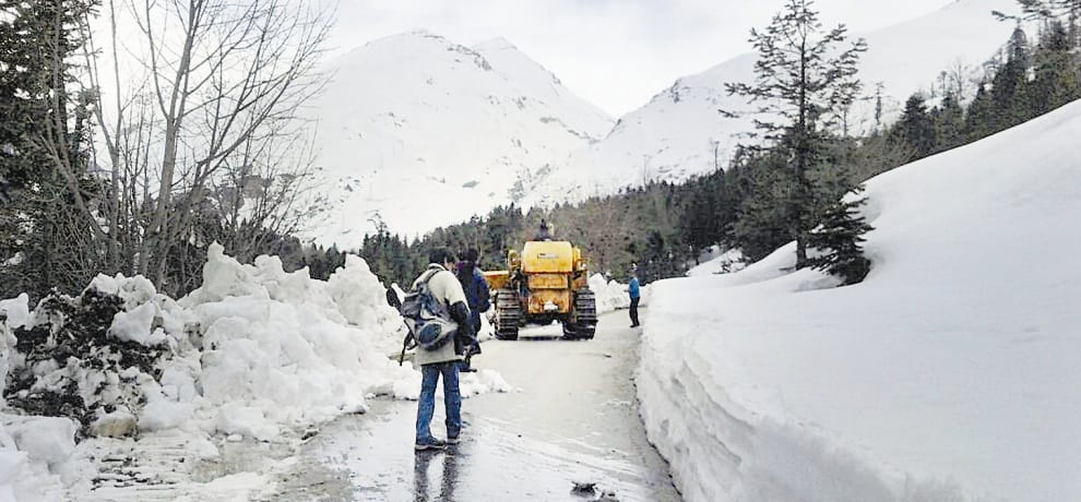 BRO team on Manali Leh road for mission snow clearance
